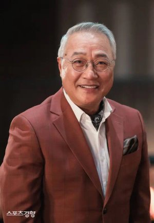 Kyung Young  Lee
